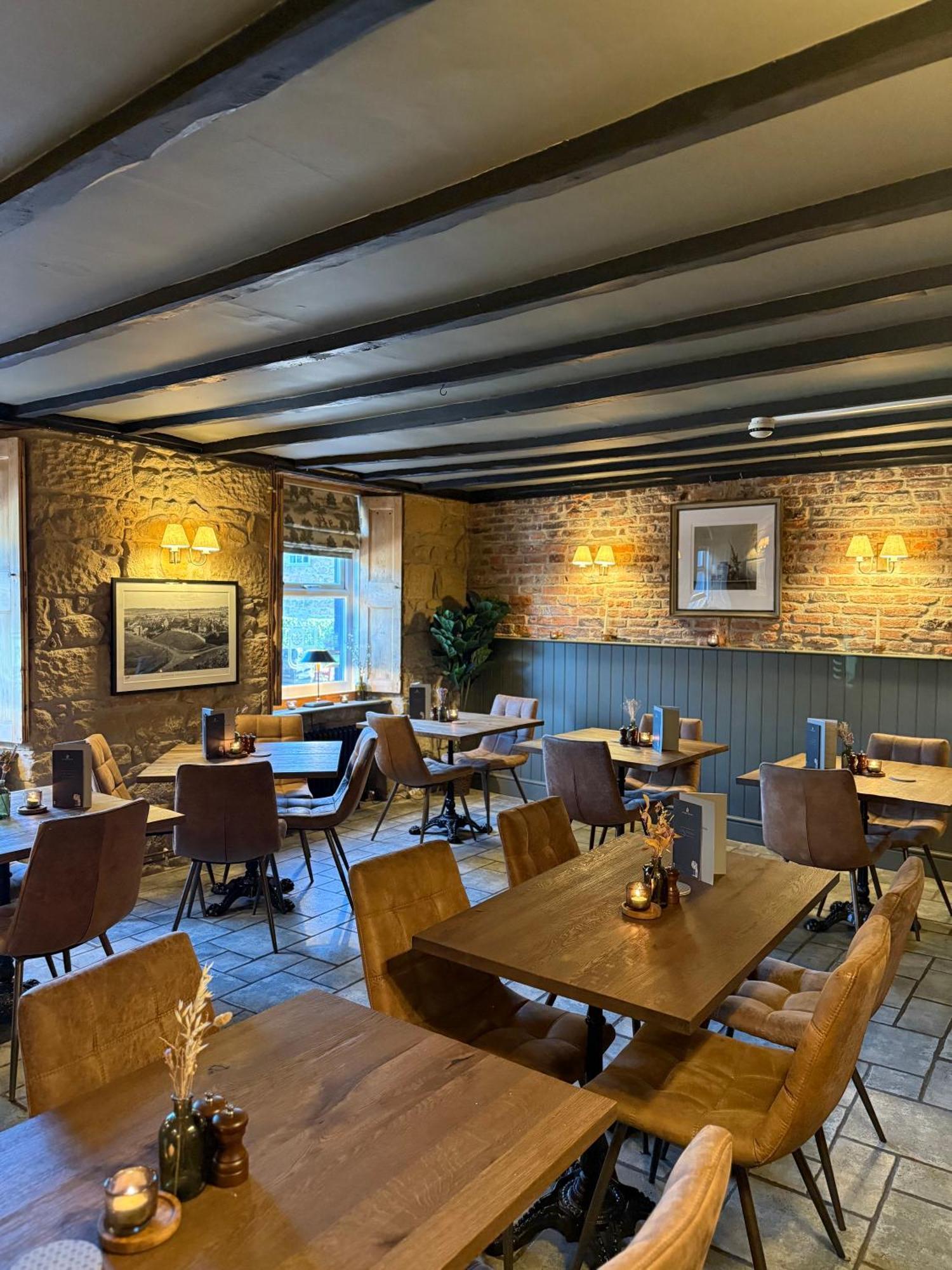 The Red Lion Inn Алнмут Екстериор снимка